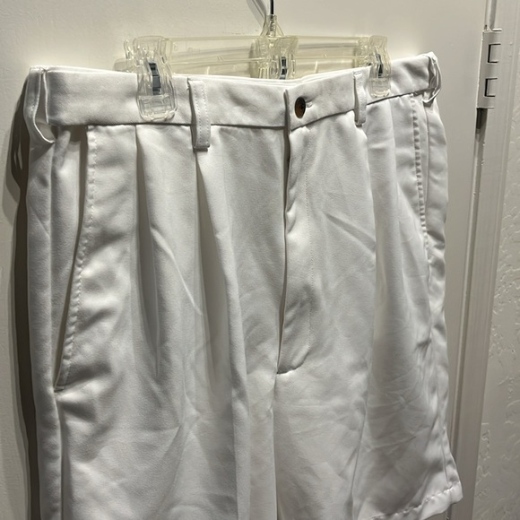 Men’s Haggar Pleated Shorts White - Picture 2 of 6